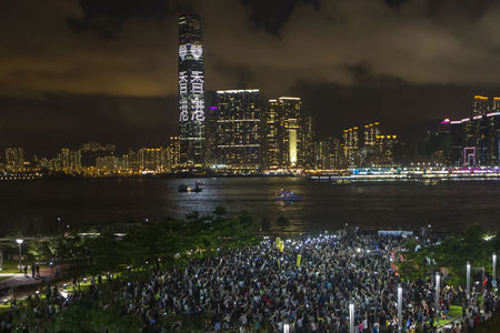 © Reuters. Pro-democracy protesters hold up their mobile phones during a campaign to kick off the Occupy Central civil disobedience event in Hong Kong