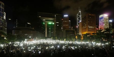 © Reuters. Pro-democracy protesters hold up their mobile phones during a campaign to kick off the Occupy Central civil disobedience event in front of the financial Central district in Hong Kong