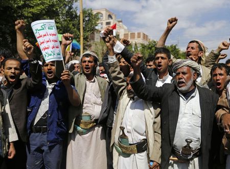 © Reuters. الحوثيون يرفضون اقتراح رئيس اليمن لتهدئة الاحتجاجات