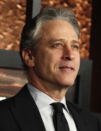 © Reuters. Ator e direitor Jon Stewart em premiação "The Comedy Awards" em Nova York