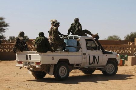 © Reuters. مقتل أربعة من جنود الأمم المتحدة وإصابة 15 في انفجار لغم في مالي