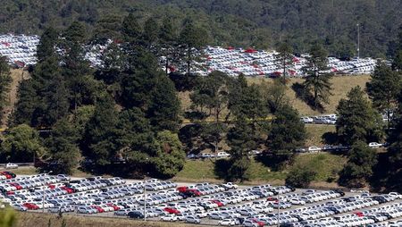 © Reuters. Carros novos estacionados em área de fábrica da Volkswagen em São Bernardo do Campo.