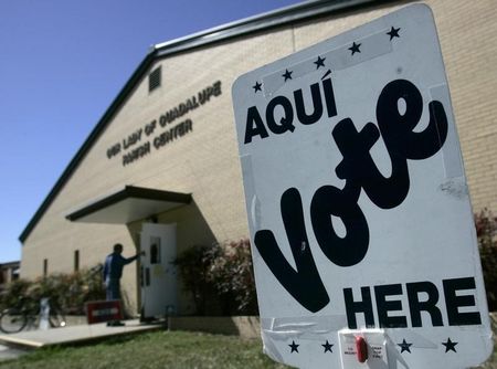 © Reuters. A voter enters a polling station to cast his vote in the Texas Primary in Seguin