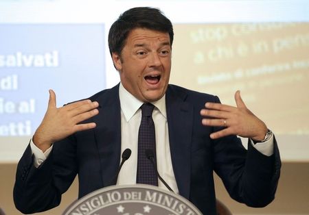 © Reuters. Italy's PM Renzi gestures during a news conference in Rome