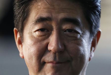 © Reuters. تعديل وزاري في اليابان وآبي يحتفظ بالوزراء الرئيسيين