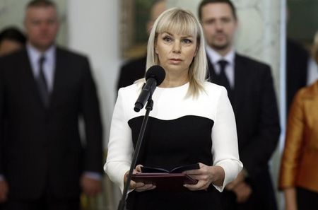 © Reuters. Elzbieta Bienkowska is being sworn in as Poland's new Deputy Prime Minister and Minister of Infrastructure and Development and Transport, during a ceremony in Warsaw