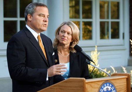 © Reuters. Three-term Republican Connecticut Governor John Rowland with his wife Patty at his side, makes a televised address from the governor's residence in Hartford