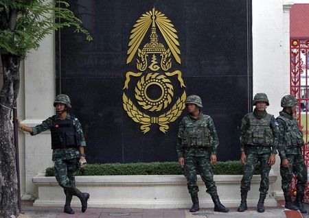 © Reuters. Thai soldiers stand guard outside the Royal Thai Army Headquarters as members of the Radio and Satellite Broadcasters gather in Bangkok