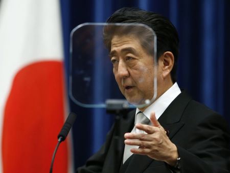 © Reuters. Premiê japonês, Shinzo Abe, durante coletiva de imprensa após reforma de seu gabinete ministerial, em Tóquio  