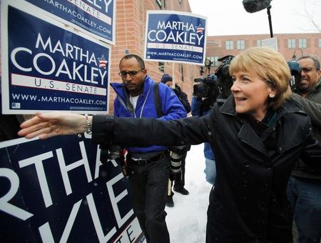 © Reuters. Democratic candidate for the U.S. Senate Martha Coakley greets supporters outside the polling station where she cast her ballot in the special election to fill the Senate seat of the late Edward Kennedy in Medford