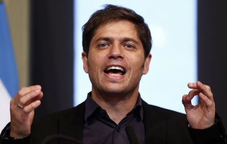 © Reuters. Argentina's Economy Minister Kicillof speaks during a news conference in Buenos Aires