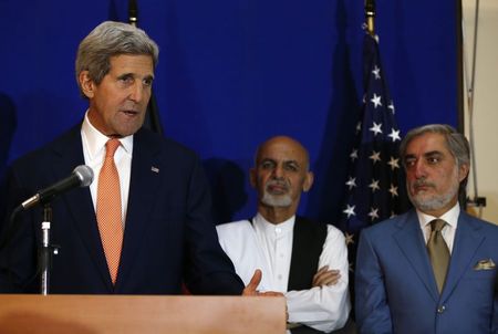 © Reuters. مرشحا الرئاسة بأفغانستان في محاولة أخيرة لانقاذ اتفاق تقاسم السلطة