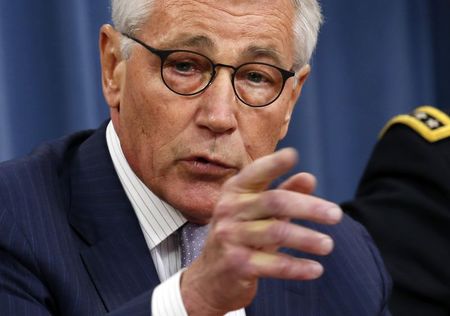 © Reuters. Defense Secretary Hagel and Joint Chiefs Chairman Gen. Dempsey hold a press briefing at the Pentagon