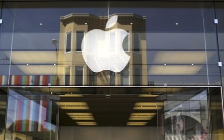 © Reuters. The Apple logo is pictured on the front of a retail store in the Marina neighborhood in San Francisco