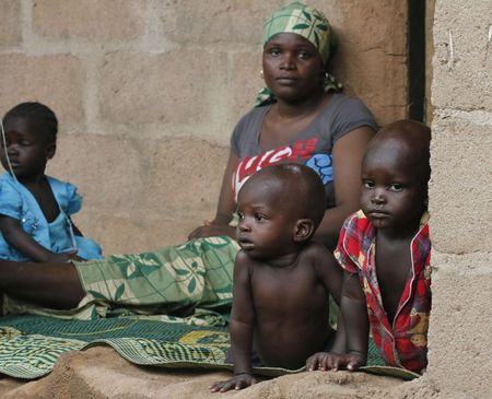 © Reuters. Mulher com os filhos em acampamento para refugiados da violência do Boko Haram na Nigéria, em Wurojuli