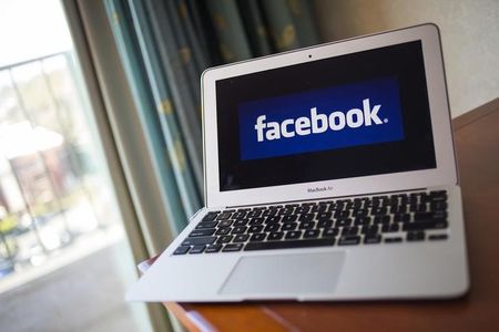 © Reuters. A portrait of the Facebook logo in Ventura