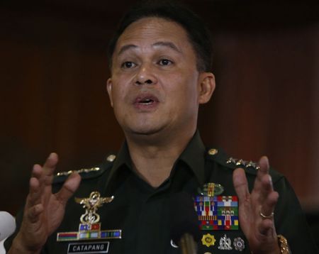 © Reuters. Philippine Armed Forces chief General Catapang Jr. gestures as he speaks during a forum with members of Foreign Correspondents Association of the Philippines in Mandaluyong city