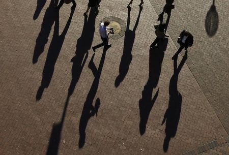 © Reuters. Commuters cast their shadows as they arrive to the Central Business District at the morning rush hour in Sydney