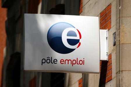 © Reuters. A logo is seen on the entrance of a Pole Emploi office (National Agency for Employment) in Clichy, near Paris