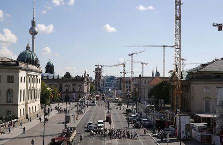 © Reuters. A general view shows the old city skyline at Unter den Linden street with the construction site of the Berliner Schloss - Humboldtforum in Berlin