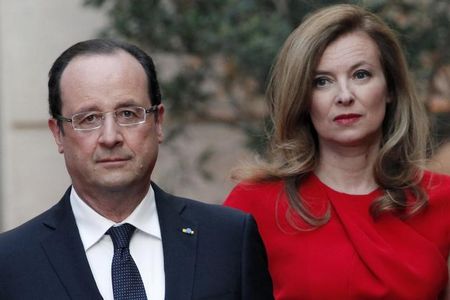 © Reuters. HOLLANDE N'AIME PAS LES PAUVRES ? "N'IMPORTE QUOI", DIT ROYAL