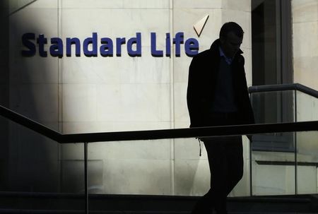 © Reuters. A worker leaves the Standard Life House in Edinburgh, Scotland