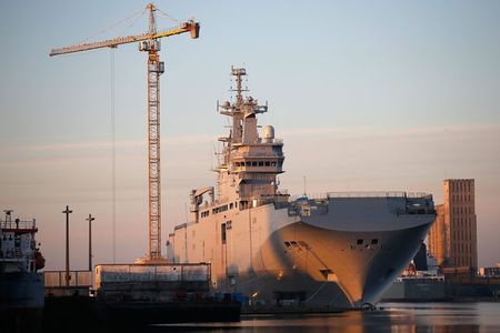 © Reuters. Navio porta-helicópteros da classe Mistral no estaleiro de Saint-Nazaire, na França