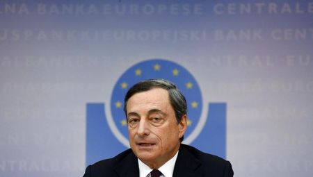 © Reuters. EXCLUSIVA- BCE está debatiendo compra activos por hasta 500.000 millones