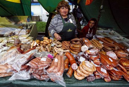 © Reuters. Прилавок с мясными изделиями на ярмарке в Санкт-Петербурге