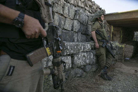 © Reuters. Militares israelenses montam guarda em um posto de controle nas Colinas de Golã, na fronteira com a Síria 