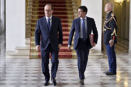 © Reuters. MANUEL VALLS EN PREMIÈRE LIGNE POUR SAUVER UN QUINQUENNAT ENLISÉ