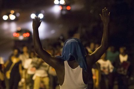 © Reuters. Manifestantes protestam em Ferguson após a morte de um jovem negro pela polícia