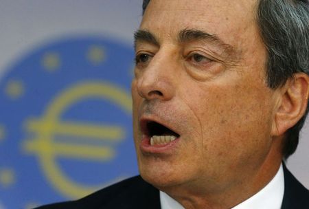 © Reuters. Presidente do Banco Central Europeu, Mario Draghi, durante entrevista coletiva em Frankfurt