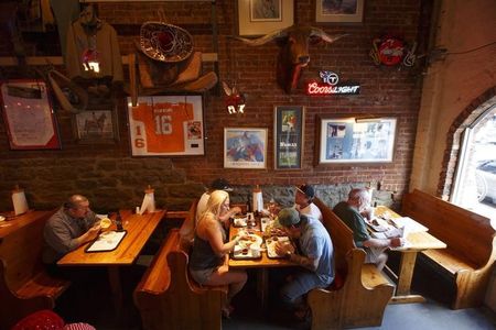 © Reuters. Patrons dine at the Jack's Barbecue restaurant in downtown Nashville, Tennessee