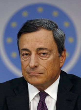 © Reuters. المركزي الأوروبي يخفض الفائدة ويطلق برنامجا لتيسير الائتمان