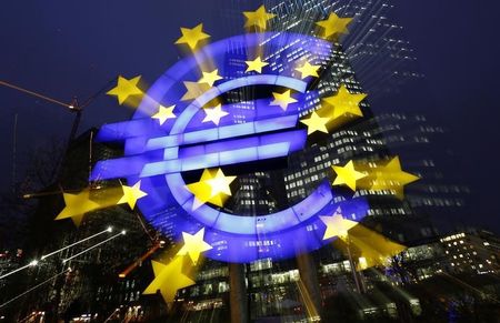 © Reuters. Logo do euro fotografado em frente a sede do Banco Central Europeu (BCE), em Frankfurt 