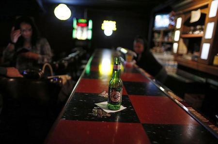 © Reuters. An empty beer bottle is seen on the bar at the Checkerboard Lounge in Chicago