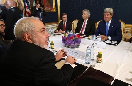 © Reuters. Iran's Foreign Minister Zarif holds a bilateral meeting with U.S. Secretary of State Kerry in Vienna