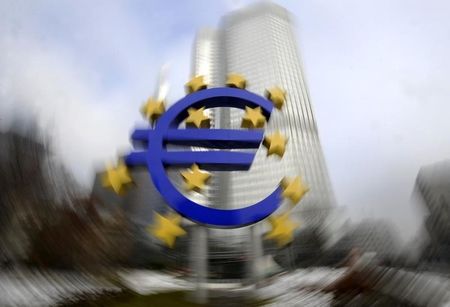 © Reuters. Logo do euro fotografado em frente à sede do Banco Central Europeu, em Frankfurt