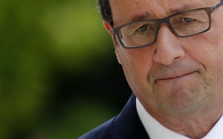 © Reuters. LA COTE DE CONFIANCE DE FRANÇOIS HOLLANDE À 13%, UN PLUS BAS HISTORIQUE, SELON TNS SOFRES