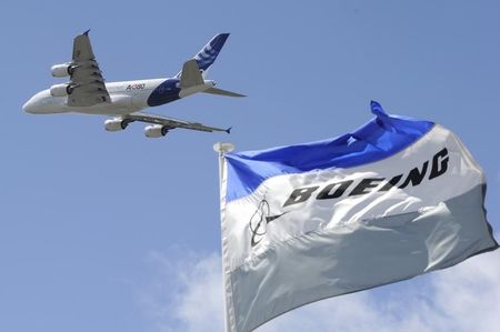 © Reuters. BOEING DEVANT AIRBUS AU NOMBRE DE COMMANDES POUR 2014