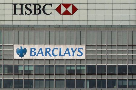 © Reuters. The HSBC and the Barclays buildings are seen in the Canary Wharf business district, in East London