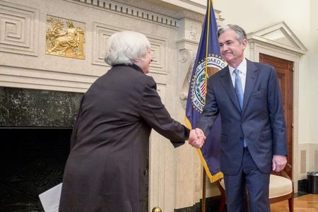 © Reuters. U.S. Federal Reserve Chair Yellen congratulates Fed Governor Powell at swearing-in ceremony in Washington