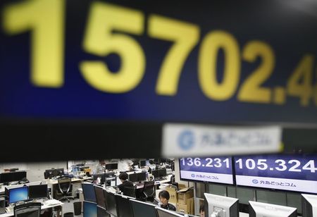 © Reuters. Employees of a foreign exchange trading company work in Tokyo