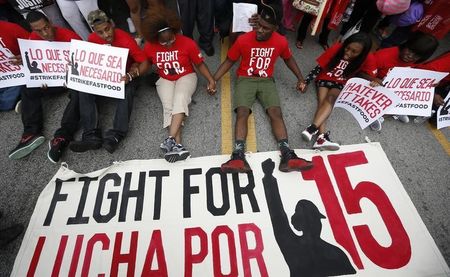 © Reuters. Trabajadores de cadenas de comida rápida protestan en EEUU 