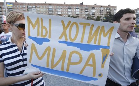 © Reuters. People hold a sign during a pro-Ukrainian rally in Mariupol