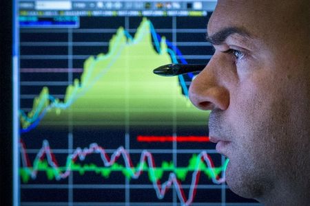 © Reuters. A trader watches his screen on the floor of the New York Stock Exchange