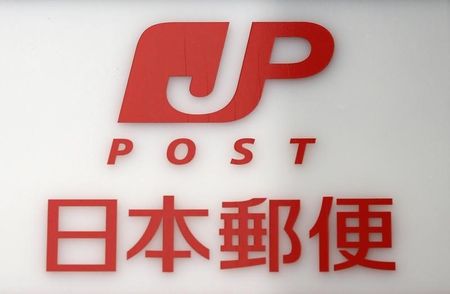 © Reuters. The logo of Japan Post Co is pictured at a post office in Tokyo