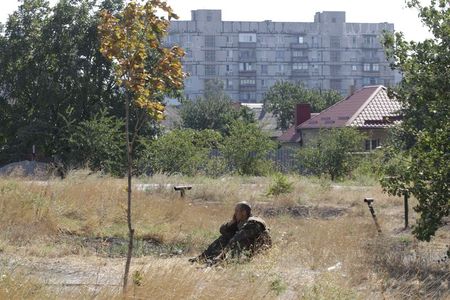 © Reuters. NOUVEAUX TIRS D'ARTILLERIE PRÈS DE MARIOUPOL, DANS LE SUD-EST DE L’UKRAINE