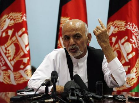 © Reuters. Afghan presidential candidate Ashraf Ghani Ahmadzai speaks with the media in Kabul